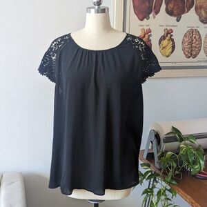 Black crochet flutter sleeve tunic 2x